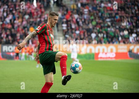 30. April 2022, Bayern, Augsburg: Fußball: Bundesliga, FC Augsburg - 1. FC Köln, Matchday 32, WWK Arena. Jeffrey Gouweleeuw aus Augsburg spielt den Ball. Foto: Matthias Balk/dpa - WICHTIGER HINWEIS: Gemäß den Anforderungen der DFL Deutsche Fußball Liga und des DFB Deutscher Fußball-Bund ist es untersagt, im Stadion und/oder vom Spiel aufgenommene Fotos in Form von Sequenzbildern und/oder videoähnlichen Fotoserien zu verwenden oder zu verwenden. Stockfoto