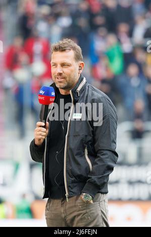 30. April 2022, Bayern, Augsburg: Fußball: Bundesliga, FC Augsburg - 1. FC Köln, Matchday 32, WWK Arena. Augsburg-Trainer Markus Weinzierl gibt vor Spielbeginn ein Interview. Foto: Matthias Balk/dpa - WICHTIGER HINWEIS: Gemäß den Anforderungen der DFL Deutsche Fußball Liga und des DFB Deutscher Fußball-Bund ist es untersagt, im Stadion und/oder vom Spiel aufgenommene Fotos in Form von Sequenzbildern und/oder videoähnlichen Fotoserien zu verwenden oder zu verwenden. Stockfoto