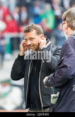 30. April 2022, Bayern, Augsburg: Fußball: Bundesliga, FC Augsburg - 1. FC Köln, Matchday 32, WWK Arena. Augsburg-Trainer Markus Weinzierl gibt vor Spielbeginn ein Interview. Foto: Matthias Balk/dpa - WICHTIGER HINWEIS: Gemäß den Anforderungen der DFL Deutsche Fußball Liga und des DFB Deutscher Fußball-Bund ist es untersagt, im Stadion und/oder vom Spiel aufgenommene Fotos in Form von Sequenzbildern und/oder videoähnlichen Fotoserien zu verwenden oder zu verwenden. Stockfoto