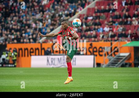 30. April 2022, Bayern, Augsburg: Fußball: Bundesliga, FC Augsburg - 1. FC Köln, Matchday 32, WWK Arena. Carlos Gruezo aus Augsburg spielt den Ball. Foto: Matthias Balk/dpa - WICHTIGER HINWEIS: Gemäß den Anforderungen der DFL Deutsche Fußball Liga und des DFB Deutscher Fußball-Bund ist es untersagt, im Stadion und/oder vom Spiel aufgenommene Fotos in Form von Sequenzbildern und/oder videoähnlichen Fotoserien zu verwenden oder zu verwenden. Stockfoto