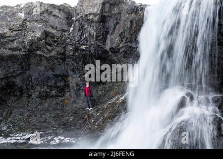 Foto von Skœtafoss, einem abgelegenen Wasserfall im Osten Islands an einem bewölkten Tag. Stockfoto