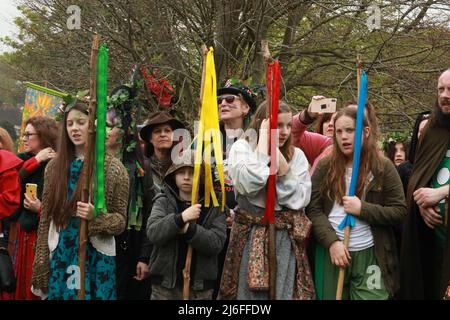 Glastonbury, Somerset, Großbritannien, 1.. Mai 2022: Die Menschen feiern Beltane in Glastonbury mit einer Fastenzeremonie. Credit Natasha Quarmby/ ALAMY LIVE NEWS Stockfoto