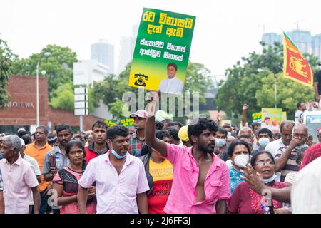 Colombo, Sri Lanka. 01.. Mai 2022. Aktivisten und Anhänger der wichtigsten oppositionellen Samagi Jana Balaugaya-Partei Sri Lankas nehmen am 1. Mai 2022 an einer Kundgebung zum 1. Mai in Colombo Teil. (Foto von Vimukthy Embuldeniya/Pacific Press) Quelle: Pacific Press Media Production Corp./Alamy Live News Stockfoto