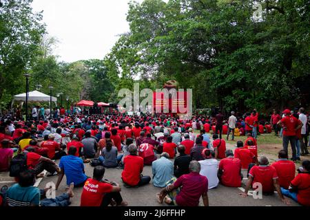 Colombo, Sri Lanka. 01.. Mai 2022. Front Line Socialist Party Maya Day Kundgebung im Viharamahadevi Park Colombo, Sri lanka. (Foto von Vimukthy Embuldeniya/Pacific Press) Quelle: Pacific Press Media Production Corp./Alamy Live News Stockfoto