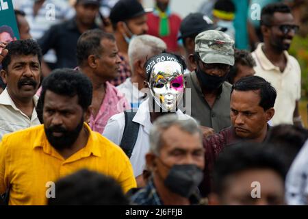 Colombo, Sri Lanka. 01.. Mai 2022. Aktivisten und Anhänger der wichtigsten oppositionellen Samagi Jana Balaugaya-Partei Sri Lankas nehmen am 1. Mai 2022 an einer Kundgebung zum 1. Mai in Colombo Teil. (Foto von Vimukthy Embuldeniya/Pacific Press) Quelle: Pacific Press Media Production Corp./Alamy Live News Stockfoto