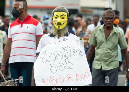 Colombo, Sri Lanka. 01.. Mai 2022. Aktivisten und Anhänger der wichtigsten oppositionellen Samagi Jana Balaugaya-Partei Sri Lankas nehmen am 1. Mai 2022 an einer Kundgebung zum 1. Mai in Colombo Teil. (Foto von Vimukthy Embuldeniya/Pacific Press) Quelle: Pacific Press Media Production Corp./Alamy Live News Stockfoto