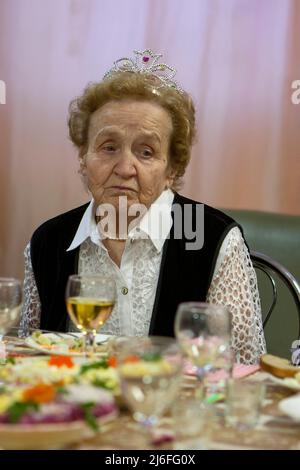 Porträt einer traurigen älteren Frau während einer Jubiläumsfeier. Stockfoto