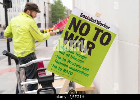 London, Großbritannien, 01. Mai 2022. „Nein zum Krieg“-Banner. Anlässlich des Internationalen Arbeitertages marschieren Gewerkschaftsmitglieder und Demonstranten in die Londoner Innenstadt und enden mit einer Kundgebung auf dem Trafalgar Square. Organisiert von London Trade Union Councils Credit: Glosszoom/Alamy Live News Stockfoto