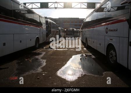 Atmosphäre am Hauptbusbahnhof von Bekasi City, West Java, Indonesien. Heimkrautler, die am Busbahnhof ankommen, sind vor der D-1 Eid al-Fitr 2022 recht ruhig. Die Heimreise der Eid im Jahr 2022 wird erneut durchgeführt. Präsident Joko Widodo (Jokowi) hat der indonesischen Bevölkerung erlaubt, 2022 inmitten der Covid-19-Pandemie nach Eid zu gehen. Die diesjährige Eid-Heimkehr-Tradition ist die erste Heimkehr indonesischer Staatsbürger, nachdem die vergangenen 2 Jahre aufgrund der hohen Anzahl von Covid-19-Fällen verboten wurden. Diese Eid-Heimkehr-Genehmigung wurde von der Gemeinschaft begeistert begrüßt. (Foto von K Stockfoto