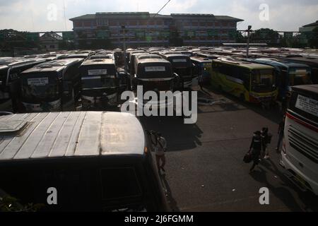 Atmosphäre am Hauptbusbahnhof von Bekasi City, West Java, Indonesien. Heimkrautler, die am Busbahnhof ankommen, sind vor der D-1 Eid al-Fitr 2022 recht ruhig. Die Heimreise der Eid im Jahr 2022 wird erneut durchgeführt. Präsident Joko Widodo (Jokowi) hat der indonesischen Bevölkerung erlaubt, 2022 inmitten der Covid-19-Pandemie nach Eid zu gehen. Die diesjährige Eid-Heimkehr-Tradition ist die erste Heimkehr indonesischer Staatsbürger, nachdem die vergangenen 2 Jahre aufgrund der hohen Anzahl von Covid-19-Fällen verboten wurden. Diese Eid-Heimkehr-Genehmigung wurde von der Gemeinschaft begeistert begrüßt. (Foto von K Stockfoto