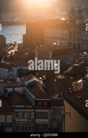 Blick auf die Dächer bei Sonnenuntergang im historischen Zentrum von Porto, Portugal. Stockfoto