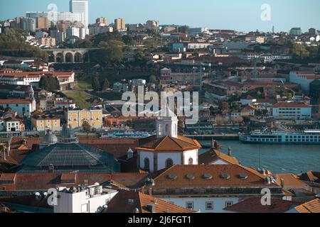 Blick auf die Dächer im historischen Zentrum von Porto, Portugal. Stockfoto