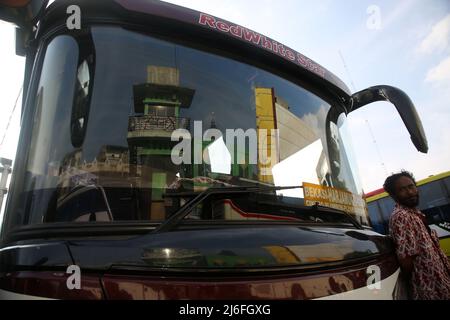 Atmosphäre am Hauptbusbahnhof von Bekasi City, West Java, Indonesien. Heimkrautler, die am Busbahnhof ankommen, sind vor der D-1 Eid al-Fitr 2022 recht ruhig. Die Heimreise der Eid im Jahr 2022 wird erneut durchgeführt. Präsident Joko Widodo (Jokowi) hat der indonesischen Bevölkerung erlaubt, 2022 inmitten der Covid-19-Pandemie nach Eid zu gehen. Die diesjährige Eid-Heimkehr-Tradition ist die erste Heimkehr indonesischer Staatsbürger, nachdem die vergangenen 2 Jahre aufgrund der hohen Anzahl von Covid-19-Fällen verboten wurden. Diese Eid-Heimkehr-Genehmigung wurde von der Gemeinschaft begeistert begrüßt. (Foto von K Stockfoto