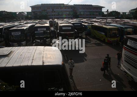 Atmosphäre am Hauptbusbahnhof von Bekasi City, West Java, Indonesien. Heimkrautler, die am Busbahnhof ankommen, sind vor der D-1 Eid al-Fitr 2022 recht ruhig. Die Heimreise der Eid im Jahr 2022 wird erneut durchgeführt. Präsident Joko Widodo (Jokowi) hat der indonesischen Bevölkerung erlaubt, 2022 inmitten der Covid-19-Pandemie nach Eid zu gehen. Die diesjährige Eid-Heimkehr-Tradition ist die erste Heimkehr indonesischer Staatsbürger, nachdem die vergangenen 2 Jahre aufgrund der hohen Anzahl von Covid-19-Fällen verboten wurden. Diese Eid-Heimkehr-Genehmigung wurde von der Gemeinschaft begeistert begrüßt. (Foto von K Stockfoto