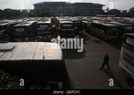 Atmosphäre am Hauptbusbahnhof von Bekasi City, West Java, Indonesien. Heimkrautler, die am Busbahnhof ankommen, sind vor der D-1 Eid al-Fitr 2022 recht ruhig. Die Heimreise der Eid im Jahr 2022 wird erneut durchgeführt. Präsident Joko Widodo (Jokowi) hat der indonesischen Bevölkerung erlaubt, 2022 inmitten der Covid-19-Pandemie nach Eid zu gehen. Die diesjährige Eid-Heimkehr-Tradition ist die erste Heimkehr indonesischer Staatsbürger, nachdem die vergangenen 2 Jahre aufgrund der hohen Anzahl von Covid-19-Fällen verboten wurden. Diese Eid-Heimkehr-Genehmigung wurde von der Gemeinschaft begeistert begrüßt. (Foto von K Stockfoto