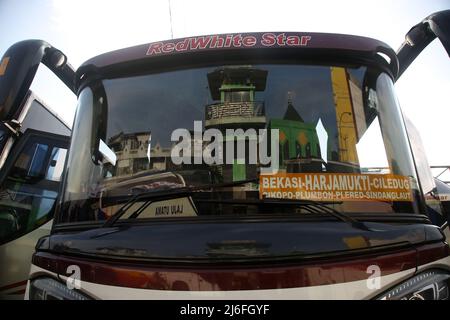 Atmosphäre am Hauptbusbahnhof von Bekasi City, West Java, Indonesien. Heimkrautler, die am Busbahnhof ankommen, sind vor der D-1 Eid al-Fitr 2022 recht ruhig. Die Heimreise der Eid im Jahr 2022 wird erneut durchgeführt. Präsident Joko Widodo (Jokowi) hat der indonesischen Bevölkerung erlaubt, 2022 inmitten der Covid-19-Pandemie nach Eid zu gehen. Die diesjährige Eid-Heimkehr-Tradition ist die erste Heimkehr indonesischer Staatsbürger, nachdem die vergangenen 2 Jahre aufgrund der hohen Anzahl von Covid-19-Fällen verboten wurden. Diese Eid-Heimkehr-Genehmigung wurde von der Gemeinschaft begeistert begrüßt. (Foto von K Stockfoto