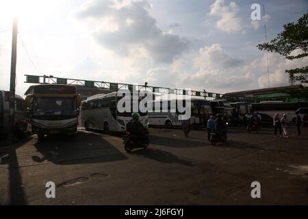 Atmosphäre am Hauptbusbahnhof von Bekasi City, West Java, Indonesien. Heimkrautler, die am Busbahnhof ankommen, sind vor der D-1 Eid al-Fitr 2022 recht ruhig. Die Heimreise der Eid im Jahr 2022 wird erneut durchgeführt. Präsident Joko Widodo (Jokowi) hat der indonesischen Bevölkerung erlaubt, 2022 inmitten der Covid-19-Pandemie nach Eid zu gehen. Die diesjährige Eid-Heimkehr-Tradition ist die erste Heimkehr indonesischer Staatsbürger, nachdem die vergangenen 2 Jahre aufgrund der hohen Anzahl von Covid-19-Fällen verboten wurden. Diese Eid-Heimkehr-Genehmigung wurde von der Gemeinschaft begeistert begrüßt. (Foto von K Stockfoto