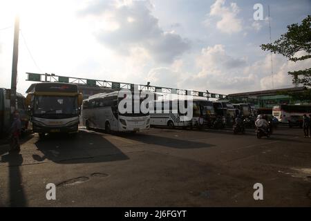 Atmosphäre am Hauptbusbahnhof von Bekasi City, West Java, Indonesien. Heimkrautler, die am Busbahnhof ankommen, sind vor der D-1 Eid al-Fitr 2022 recht ruhig. Die Heimreise der Eid im Jahr 2022 wird erneut durchgeführt. Präsident Joko Widodo (Jokowi) hat der indonesischen Bevölkerung erlaubt, 2022 inmitten der Covid-19-Pandemie nach Eid zu gehen. Die diesjährige Eid-Heimkehr-Tradition ist die erste Heimkehr indonesischer Staatsbürger, nachdem die vergangenen 2 Jahre aufgrund der hohen Anzahl von Covid-19-Fällen verboten wurden. Diese Eid-Heimkehr-Genehmigung wurde von der Gemeinschaft begeistert begrüßt. (Foto von K Stockfoto