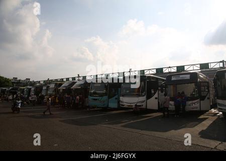 Atmosphäre am Hauptbusbahnhof von Bekasi City, West Java, Indonesien. Heimkrautler, die am Busbahnhof ankommen, sind vor der D-1 Eid al-Fitr 2022 recht ruhig. Die Heimreise der Eid im Jahr 2022 wird erneut durchgeführt. Präsident Joko Widodo (Jokowi) hat der indonesischen Bevölkerung erlaubt, 2022 inmitten der Covid-19-Pandemie nach Eid zu gehen. Die diesjährige Eid-Heimkehr-Tradition ist die erste Heimkehr indonesischer Staatsbürger, nachdem die vergangenen 2 Jahre aufgrund der hohen Anzahl von Covid-19-Fällen verboten wurden. Diese Eid-Heimkehr-Genehmigung wurde von der Gemeinschaft begeistert begrüßt. (Foto von K Stockfoto