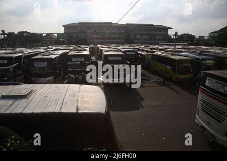 Atmosphäre am Hauptbusbahnhof von Bekasi City, West Java, Indonesien. Heimkrautler, die am Busbahnhof ankommen, sind vor der D-1 Eid al-Fitr 2022 recht ruhig. Die Heimreise der Eid im Jahr 2022 wird erneut durchgeführt. Präsident Joko Widodo (Jokowi) hat der indonesischen Bevölkerung erlaubt, 2022 inmitten der Covid-19-Pandemie nach Eid zu gehen. Die diesjährige Eid-Heimkehr-Tradition ist die erste Heimkehr indonesischer Staatsbürger, nachdem die vergangenen 2 Jahre aufgrund der hohen Anzahl von Covid-19-Fällen verboten wurden. Diese Eid-Heimkehr-Genehmigung wurde von der Gemeinschaft begeistert begrüßt. (Foto von K Stockfoto