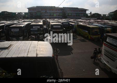 Atmosphäre am Hauptbusbahnhof von Bekasi City, West Java, Indonesien. Heimkrautler, die am Busbahnhof ankommen, sind vor der D-1 Eid al-Fitr 2022 recht ruhig. Die Heimreise der Eid im Jahr 2022 wird erneut durchgeführt. Präsident Joko Widodo (Jokowi) hat der indonesischen Bevölkerung erlaubt, 2022 inmitten der Covid-19-Pandemie nach Eid zu gehen. Die diesjährige Eid-Heimkehr-Tradition ist die erste Heimkehr indonesischer Staatsbürger, nachdem die vergangenen 2 Jahre aufgrund der hohen Anzahl von Covid-19-Fällen verboten wurden. Diese Eid-Heimkehr-Genehmigung wurde von der Gemeinschaft begeistert begrüßt. (Foto von K Stockfoto