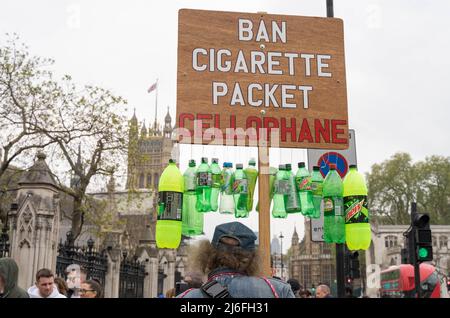 London, Großbritannien, 01. Mai 2022. Anlässlich des Internationalen Arbeitertages marschieren Gewerkschaftsmitglieder und Demonstranten in die Londoner Innenstadt und enden mit einer Kundgebung auf dem Trafalgar Square. Organisiert von London Trade Union Councils Credit: Glosszoom/Alamy Live News Stockfoto