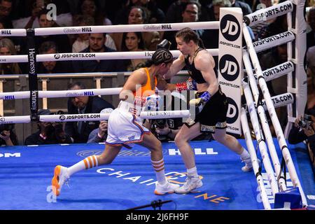 Katie Taylor aus Irland in schwarzen Kämpfen Amanda Serrano aus Purto Rico (lebt derzeit in Brooklyn, NY) in orangefarbener Spitze für die unangefochtene Leichtbau-Weltmeisterschaft bei der MSG. Katie Taylor gewann durch eine getrennte Entscheidung der Richter. (Foto von Lev Radin/Pacific Press) Stockfoto