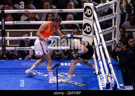 Katie Taylor aus Irland in schwarzen Kämpfen Amanda Serrano aus Purto Rico (lebt derzeit in Brooklyn, NY) in orangefarbener Spitze für die unangefochtene Leichtbau-Weltmeisterschaft bei der MSG. Katie Taylor gewann durch eine getrennte Entscheidung der Richter. (Foto von Lev Radin/Pacific Press) Stockfoto