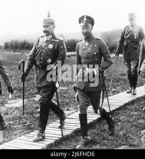 KAISER WILHELM II. Von deutschland mit seinem Sohn Kronprinz Wilhelm, 1914 Stockfoto