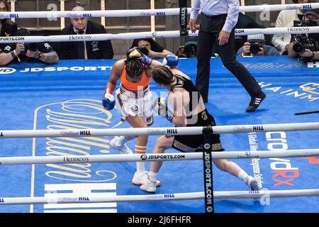 Katie Taylor aus Irland in schwarzen Firghts Amanda Serrano aus Purto Rico (lebt derzeit in Brooklyn, NY) in orangefarbener Spitze für die unangefochtene Leichtbau-Weltmeisterschaft bei der MSG. Katie Taylor gewann durch eine getrennte Entscheidung der Richter. (Foto von Lev Radin/Pacific Press) Stockfoto