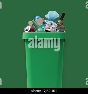 Abfalleimer voller gemischter undifferenzierter Müll, unsachgemäßes Abfallmanagement-Konzept Stockfoto