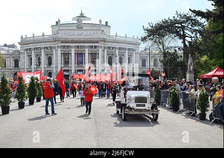 Wien, Österreich. 1. Mai 2022 Mai-Rallye der SPÖ in Wien am Rathausplatz. Am Sonntag, dem 1. Mai 2022, lädt die SPÖ Wien nach einer zweijährigen Pause aufgrund der Pandemie erneut zur traditionellen Mai-Parade auf dem Wiener Rathausplatz ein, unter dem Motto "entschlossen den Weg Wiens gehen". Stockfoto