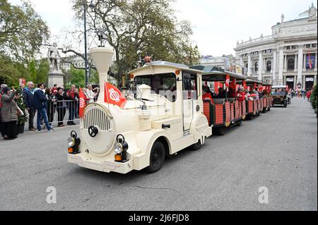 Wien, Österreich. 1. Mai 2022 Mai-Rallye der SPÖ in Wien am Rathausplatz. Am Sonntag, dem 1. Mai 2022, lädt die SPÖ Wien nach einer zweijährigen Pause aufgrund der Pandemie erneut zur traditionellen Mai-Parade auf dem Wiener Rathausplatz ein, unter dem Motto "entschlossen den Weg Wiens gehen". Stockfoto