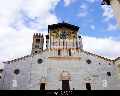 Die Basilika San Frediano mit auffallend goldenem Mosaik aus dem 13.. Jahrhundert, das die Himmelfahrt Christi, des Erlösers, mit den Aposteln darstellt, Lucca, Italien. Stockfoto