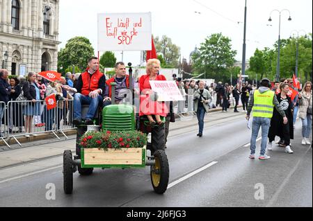 Wien, Österreich. 1. Mai 2022 Mai-Rallye der SPÖ in Wien am Rathausplatz. Am Sonntag, dem 1. Mai 2022, lädt die SPÖ Wien nach einer zweijährigen Pause aufgrund der Pandemie erneut zur traditionellen Mai-Parade auf dem Wiener Rathausplatz ein, unter dem Motto "entschlossen den Weg Wiens gehen". Boarding mit der Aufschrift „Er läuft und läuft wie die SPÖ“ Stockfoto