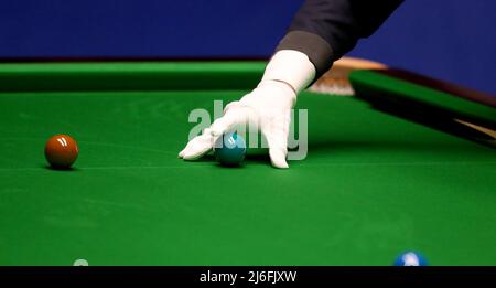 Sheffield, Yorkshire, Großbritannien. Mai 1. 2022: Crucible Theater, Sheffield Yorkshire, England; Betfred World Championship Snooker Final, Ronnie O'Sullivan gegen Judd Trump: Der Schiedsrichter entdeckt den grünen Ball Kredit: Action Plus Sports Images/Alamy Live News Stockfoto