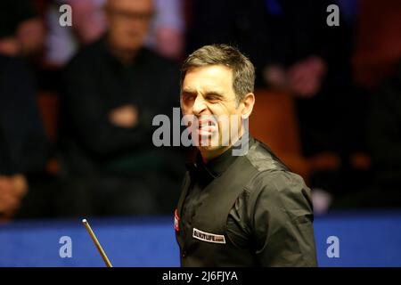 Sheffield, Yorkshire, Großbritannien. Mai 1. 2022: Crucible Theater, Sheffield Yorkshire, England; Betfred World Championship Snooker Final, Ronnie O'Sullivan gegen Judd Trump: Ronnie O'Sullivan zieht während des Spiels ein Gesicht gegen Judd Trump Credit: Action Plus Sports Images/Alamy Live News Stockfoto