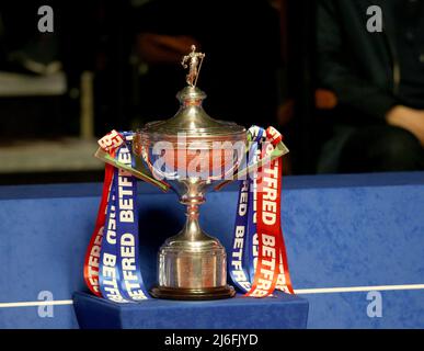 Sheffield, Yorkshire, Großbritannien. Mai 1. 2022: Crucible Theater, Sheffield Yorkshire, England; Betfred World Championship Snooker Final, Ronnie O'Sullivan gegen Judd Trump: The World Championship Trophy Credit: Action Plus Sports Images/Alamy Live News Stockfoto