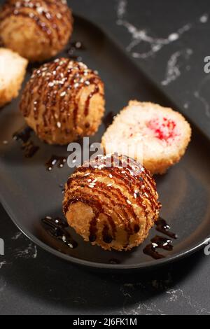 Reiskroketten mit Tiger-Garnelen. Käsecreme, Tobiko-Kaviar, Riesengarnelen. Frittiert. Sushi-Menü. Nahaufnahme, Vertikale Draufsicht von oben Stockfoto