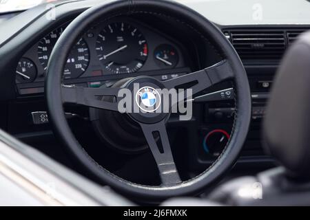 Bilbao, 30. April 2022: Detail des Innenraums eines klassischen Cabriolets der BMW 3 Serie während einer Ausstellung von Oldtimern in den Straßen von Bilbao. Stockfoto
