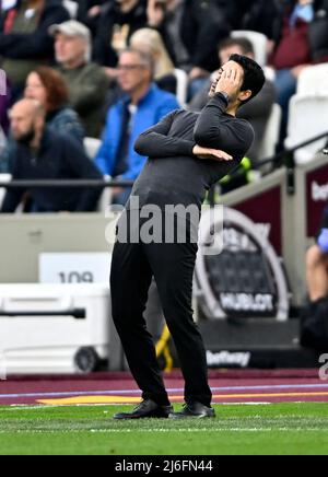 London, Großbritannien, 1.. Mai 2022. Mikel Arteta (Arsenal-Manager) beim Spiel West Ham gegen Arsenal Premier League im London Stadium Stratford.Quelle: Martin Dalton/Alamy Live News. Dieses Bild ist nur für REDAKTIONELLE ZWECKE bestimmt. Für jede andere Verwendung ist eine Lizenz von The Football DataCo erforderlich. Quelle: MARTIN DALTON/Alamy Live News Stockfoto