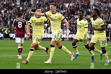 London, Großbritannien, 1.. Mai 2022. Rob Holding (Arsenal, 16) feiert das Tor von Arsenal 1. während des Spiels der West Ham gegen die Arsenal Premier League im London Stadium Stratford.Quelle: Martin Dalton/Alamy Live News. Dieses Bild ist nur für REDAKTIONELLE ZWECKE bestimmt. Für jede andere Verwendung ist eine Lizenz von The Football DataCo erforderlich. Quelle: MARTIN DALTON/Alamy Live News Stockfoto