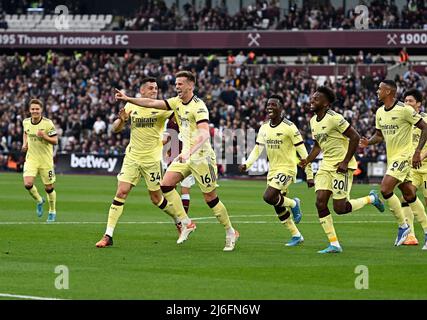 London, Großbritannien, 1.. Mai 2022. Rob Holding (Arsenal, 16) feiert das Tor von Arsenal 1. während des Spiels der West Ham gegen die Arsenal Premier League im London Stadium Stratford.Quelle: Martin Dalton/Alamy Live News. Dieses Bild ist nur für REDAKTIONELLE ZWECKE bestimmt. Für jede andere Verwendung ist eine Lizenz von The Football DataCo erforderlich. Quelle: MARTIN DALTON/Alamy Live News Stockfoto