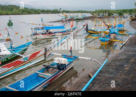 Traditionelle hölzerne Fischerboote im alten Fischerhafen in der Nähe des Dorfes Perancak, Bali, Indonesien Stockfoto