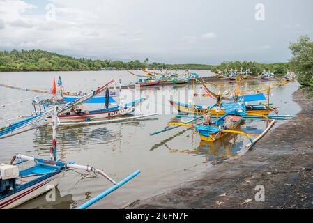 Traditionelle hölzerne Fischerboote im alten Fischerhafen in der Nähe des Dorfes Perancak, Bali, Indonesien Stockfoto