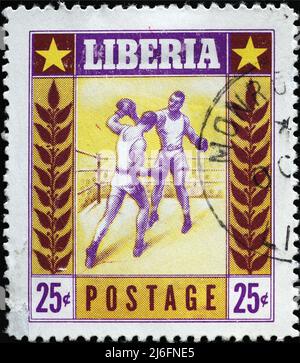 Boxer in Aktion auf Vintage-Polish-Briefmarke aus Liberia Stockfoto