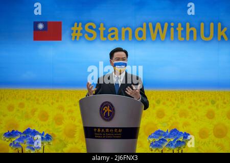 1. April 2022, Taipeh, Taiwan: Taiwans Außenminister Â JosephÂ Wu nimmt an einer Pressekonferenz über Taiwans humanitäre Hilfe für die Ukraine in Taipeh Teil. (Bild: © Walid Berrazeg/SOPA Images via ZUMA Press Wire) Stockfoto