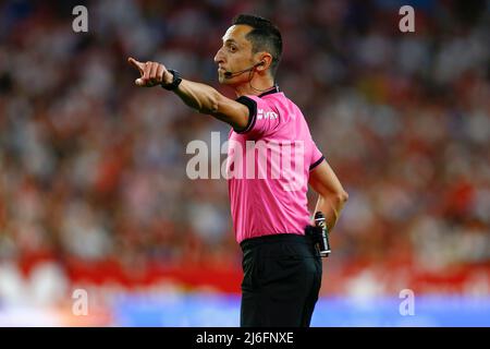 Der Schiedsrichter Jose Maria Sanchez Martinez spielte während des La Liga-Spiels zwischen dem FC Sevilla und dem FC Cadiz am 29. April 2022 im Sanchez Pizjuan-Stadion in Sevilla, Spanien. (Foto von Antonio Pozo / PRESSINPHOTO) Stockfoto