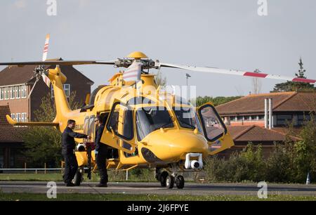 Der Krankenwagen transportiert schwer kranke Patienten vom Eastbourne Hospital in eine entsprechend ausgestattete medizinische Einrichtung. Stockfoto