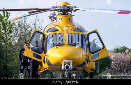 Der Krankenwagen transportiert schwer kranke Patienten vom Eastbourne Hospital in eine entsprechend ausgestattete medizinische Einrichtung. Stockfoto